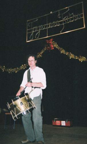 joueur de tambour sous le panneau 'joyeuses fêtes'
