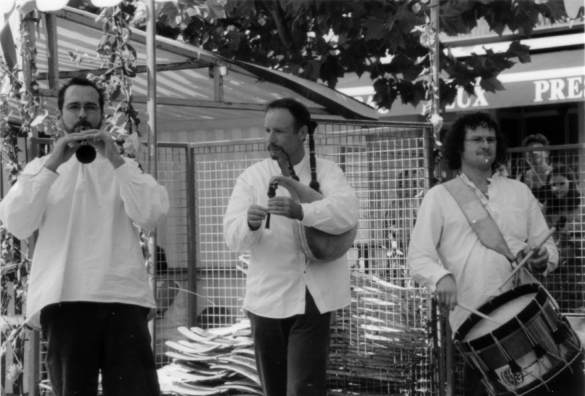 trio bombarde-biniou-tambour en terrasse d'un bar sur la place